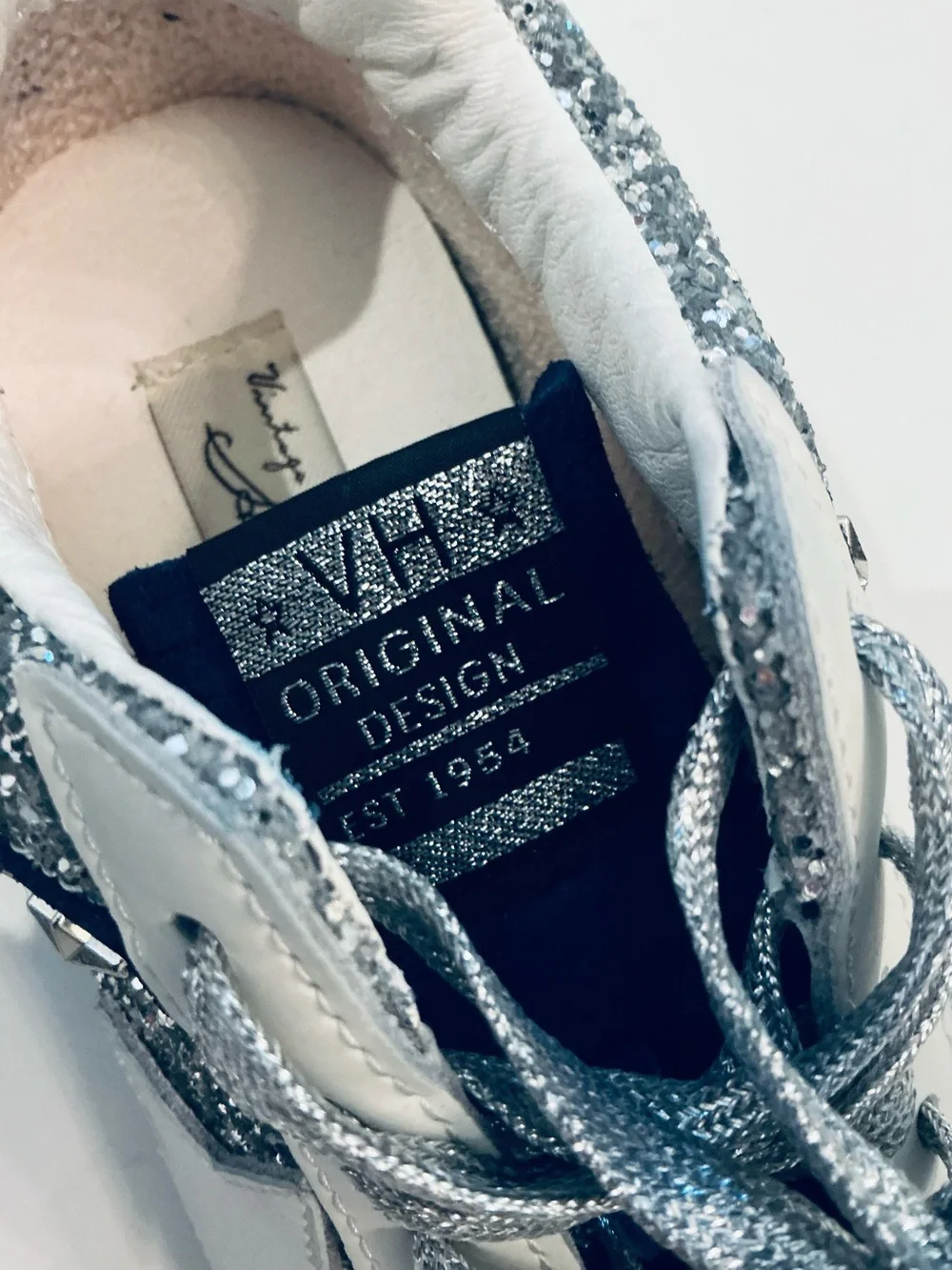 VINTAGE HAVANA, Yaya Glitter Low-Top Sneaker in Navy/Silver Multi, Size 8